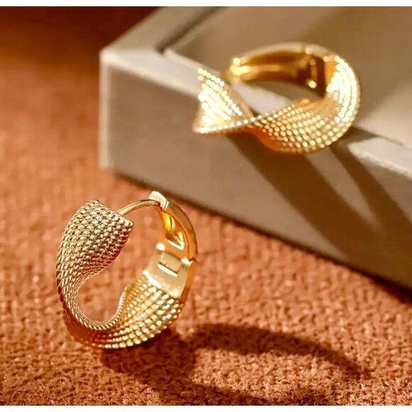 Unique Golden Wave Earrings - Picture 2 of 4